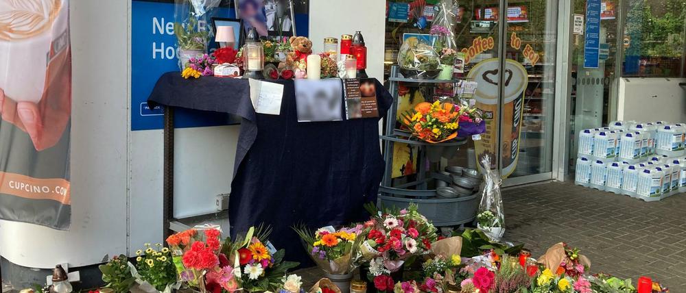 Blumen und Kerzen sind vor einer Tankstelle aufgestellt wo ein Angestellter am Samstagabend von einem mit einer Pistole bewaffneten Mann erschossen worden.