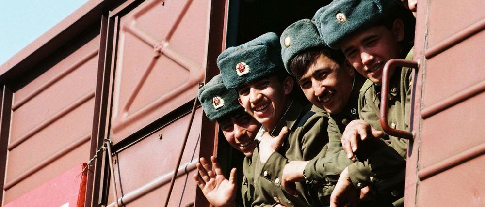 Reise ins Ungewisse: Soldaten der Roten Armee kehren aus Ostdeutschland zurück nach Russland.
