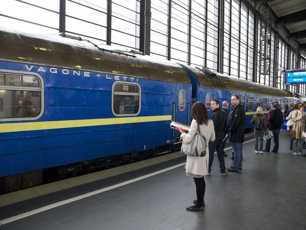 Weil das Fliegen wegen der russischen Angriffe nicht möglich ist, reisen auch viele Spitzenpolitiker per Zug nach Kiew. 