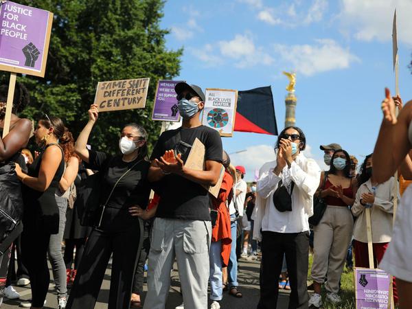 Teilnehmer mit Mundschutz der "Black Lives Matter"-Demonstration in Berlin