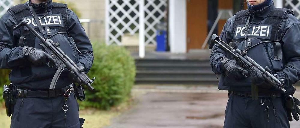 Anti-Terror-Einsatz in Bremen: Die Polizei hatte Hinweise auf einen Libanesen, der sich Maschinenpistolen gekauft haben soll.