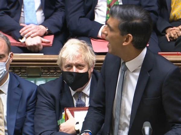 Der britische Premier Boris Johnson erschien am Mittwoch erstmals seit mehreren Monaten mit Mund-Nase-Schutz.