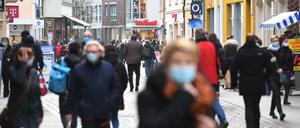 Auf der Einkaufsstraße und Fußgängerzone Ossenreyer Straße in Stralsund sind zahlreiche Passanten mit Maske unterwegs (Symbolbild).