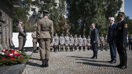 Die Außenminister Heiko Maas und Jacek Czaputowicz legten am Denkmal für die Opfer des deutschen Massakers im Warschauer Stadtteil Wola einen Kranz nieder. 