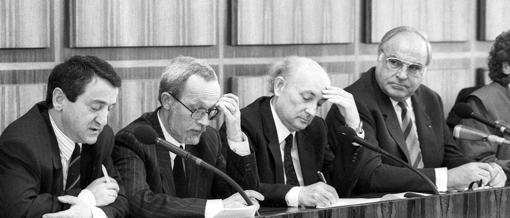 Wolfgang Schnur (v.l.n.r.), Vorsitzender des Demokratischen Aufbruch, wurde gemeinsam mit Lothar de Maiziere (CDU) und Hans Wilhelm Ebeling (DSU) von Bundeskanzler Helmut Kohl in Bonn empfangen.