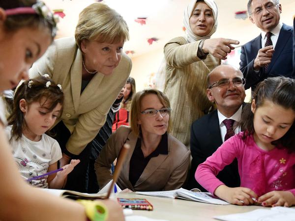 Bundeskanzlerin Angela Merkel besuchte im Flüchtlingslager Nizip I auch eine Kindergartengruppe.