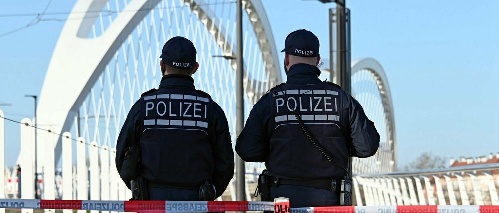 Am deutsch-französischen Grenzübergang in Kehl stehen zwei Beamte der Bundespolizei.