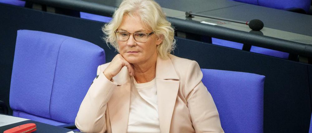 Christine Lambrecht (SPD), Verteidigungsministerin, sitzt sinnierend im Bundestag.