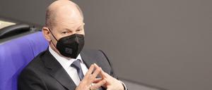 Bundeskanzler Olaf Scholz (SPD) lauscht der Orientierungsdebatte zu einer SARS-CoV-2-Impfpflicht im Bundestag teil. 