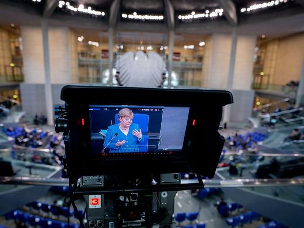 Blick durch eine Kamera in das Bundestagsplenum