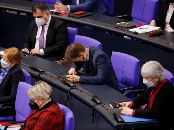 Gesundheitsminister Karl Lauterbach verfolgte die Debatte in der SPD-Fraktion, oft war er aber mehr mit seinem Telefon beschäftigt. 
