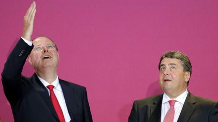 Ein SPD-Chef und ein Kanzlerkandidat warten auf das Ergebnis der Bundestagswahl: Peer Steinbrück und Sigmar Gabriel am 22. September 2013 im Willy-Brandt-Haus.
