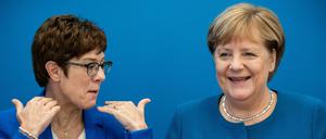 CDU-Chefin Annegret Kramp-Karrenbauer (l) und Bundeskanzlerin Angela Merkel (CDU).