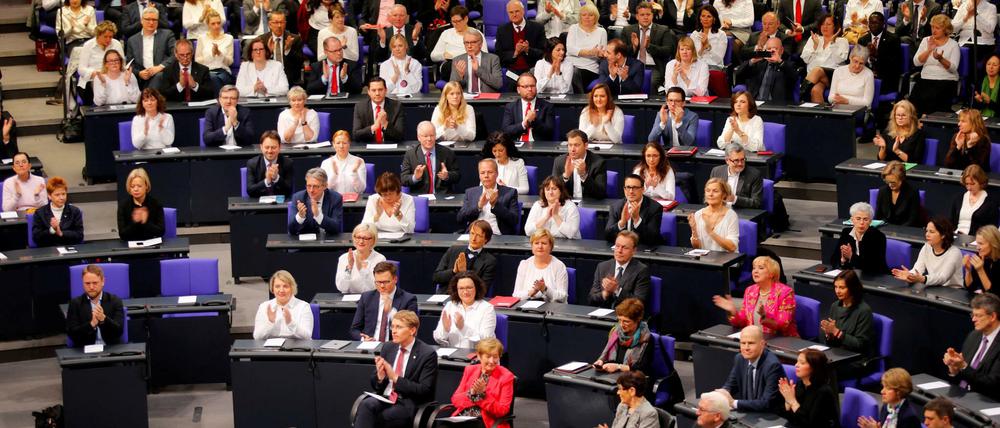 Volles Haus und voller Frauen: die Bundestags-Feierstunde zu 100 Jahre Frauenwahlrecht. 