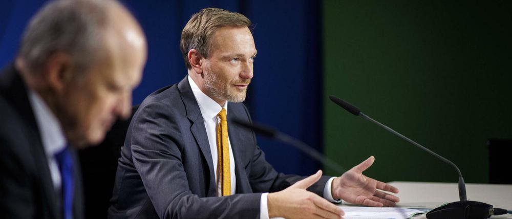 Bundesfinanzminister Christian Lindner will Arbeitnehmer und -geber steuerlich entlasten.