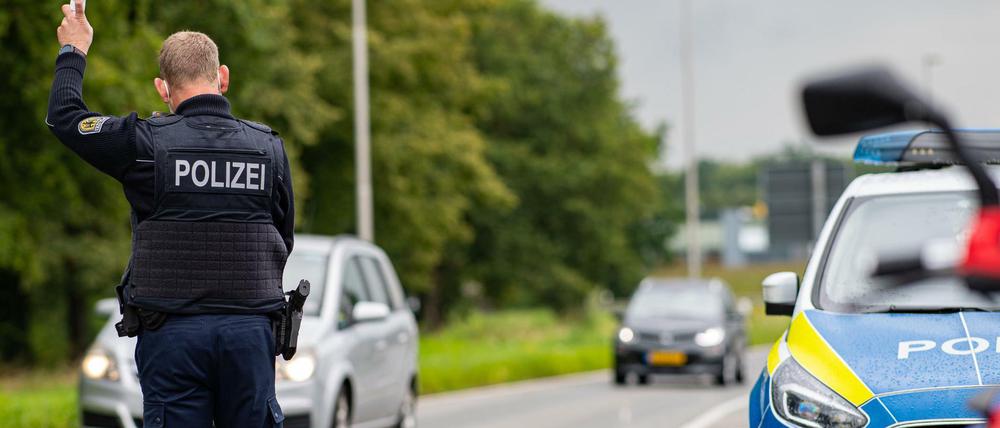 Eine Corona-Einreisekontrolle der Bundespolizei an der deutsch-niederländischen Grenze.