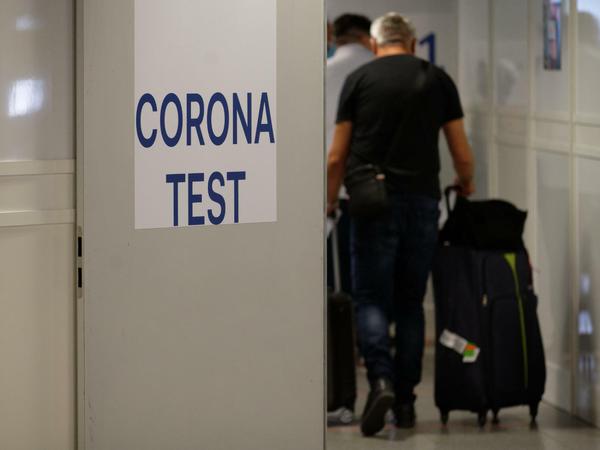 Zum Abstrich bitte. Reiserückkehrer gehen zum Corona-Testzentrum im Flughafen Düsseldorf.