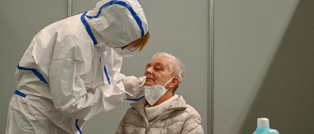 Ein Mann in Frankfurt Oder wird auf das Coronavirus getestet.