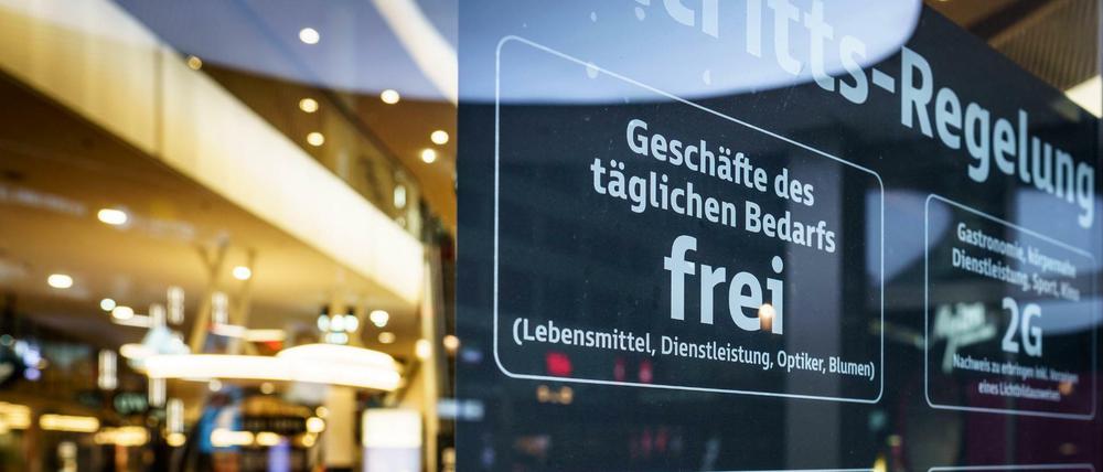 Verschiedene Zugangsregelungen für Geschäfte in einem Einkaufszentrum in Frankfurt am Main