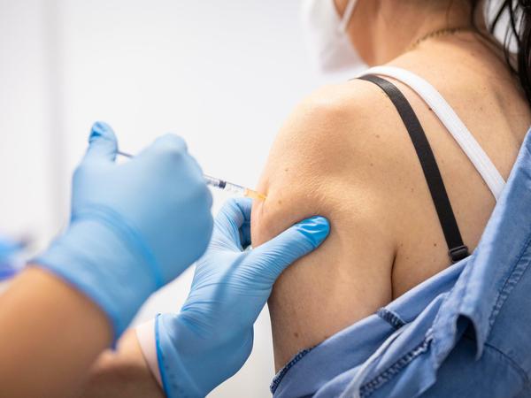 Eine Frau bekommt ihre erste Corona-Schutzimpfung mit dem Impfstoff von Biontech/Pfizer verabreicht.
