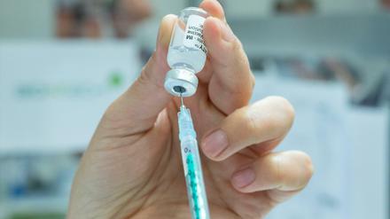 Spritzen mit Impfstoff gegen Covid 19 werden in einem Impfzentrum vorbereitet. 