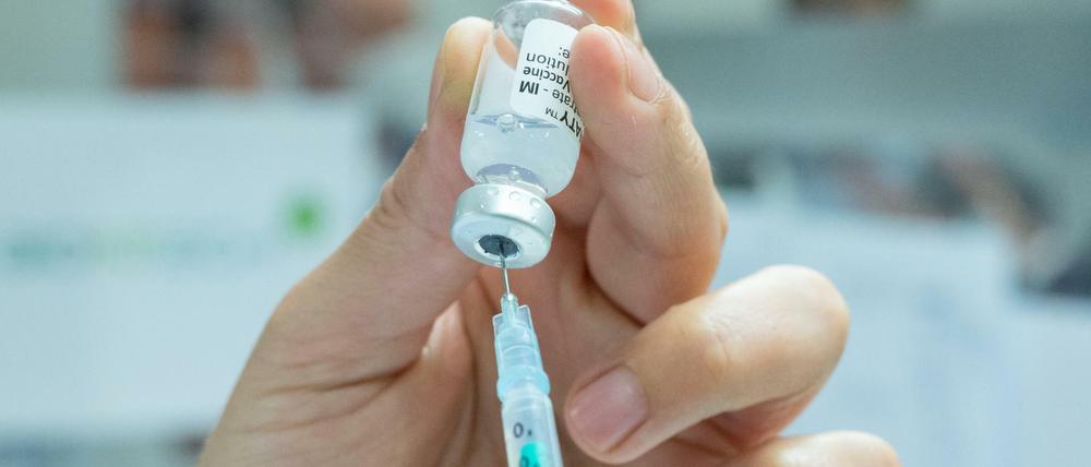Spritzen mit Impfstoff gegen Covid 19 werden in einem Impfzentrum vorbereitet. 