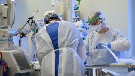 Intensivpflegerinnen sind auf einer Covid-19-Station im sächsischen Pulsnitz mit der Versorgung von Corona-Patienten beschäftigt. 