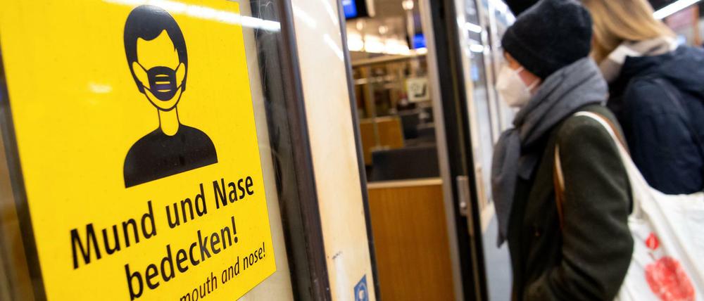 Nicht aufgrund von Maskenpflicht in Bus und Bahn: Die Corona-Pandemie wird Deutschland noch länger im Griff haben.