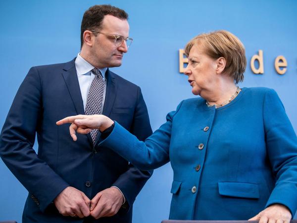 Bundeskanzlerin Angela Merkel mit dem Gesundheitsminister Jens Spahn (CDU).