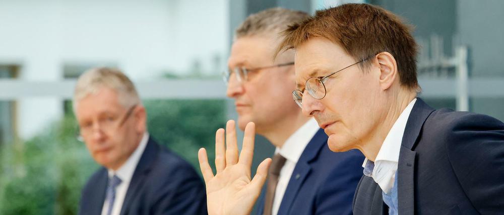 Der Bundesgesundheitsminister Lauterbach spricht gemeinsam mit Lothar Wieler und Gernot Marx auf der Bundespressekonferenz. 