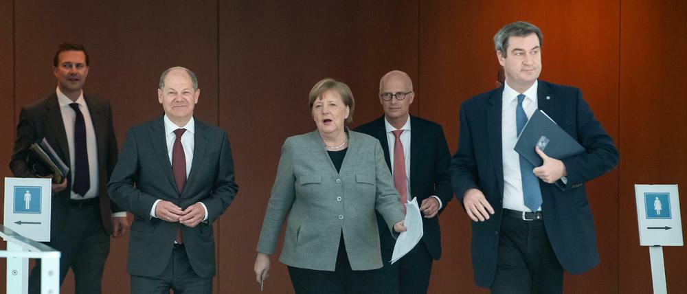 Bundeskanzlerin Angela Merkel kommt zusammen mit Regierungssprecher Steffen Seibert, Olaf Scholz, Peter Tschentscher und Markus Söder zu einer Pressekonferenz im Bundeskanzleramt.
