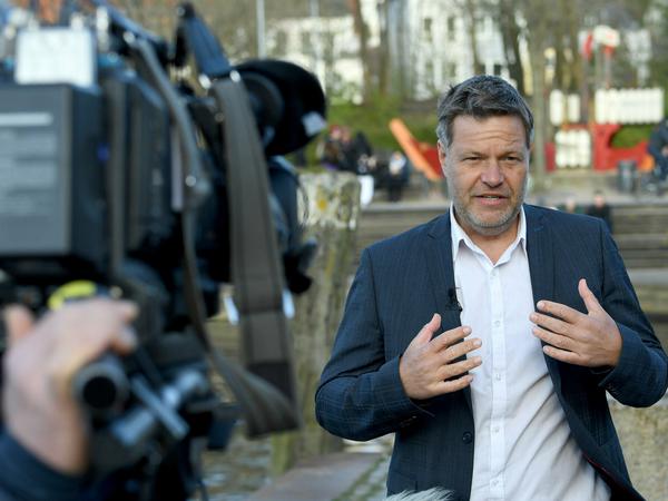 Macht jetzt oft Politik vom heimatlichen Flensburg aus: Grünen-Chef Robert Habeck bei einem Presestatement.