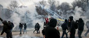 Demonstranten stehen bei Zusammenstößen mit der Polizei inmitten von Tränengas. 