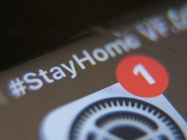 Eine App könnte Personen, die Kontakt mit Infizierten hatten, zum Daheimbleiben auffordern.