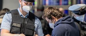 Beamte der Bundespolizei kontrollieren am Flughafen Frankfurt die Passagiere einer aus Prag gelandeten Passagiermaschine.