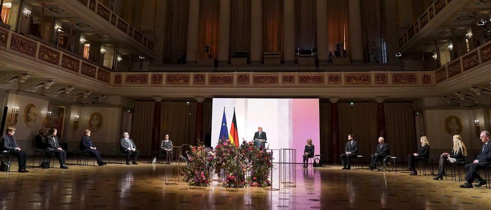 Mitten in der Pandemie fand im Konzerthaus am Berliner Gendarmenmarkt eine zentrale Gedenkfeier statt, bei der Bundespräsident Steinmeier eine Rede hielt.