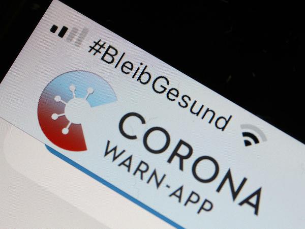 Die Corona-Warn-App mit der Seite zur Risiko-Ermittlung im Display eines Smartphone.