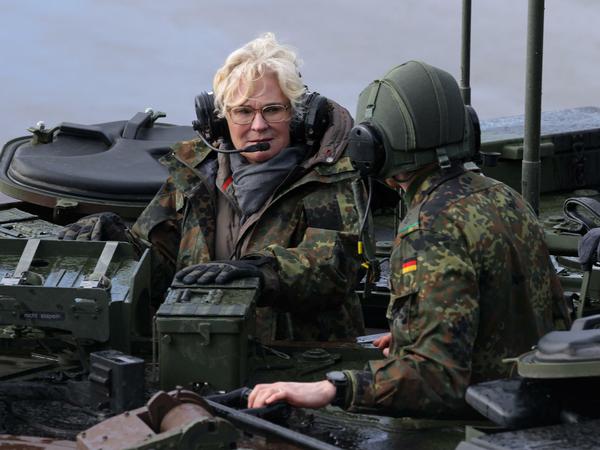 Verteidigungsministerin Christine Lambrecht setzt auf den "Ringtausch", um der Ukraine auch mit Panzern zu helfen. 