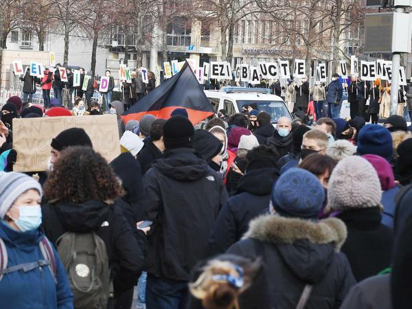 Demonstranten protestieren gegen die Corona-Politik in Leipzig. Es formiert sich auch Gegenprotest.