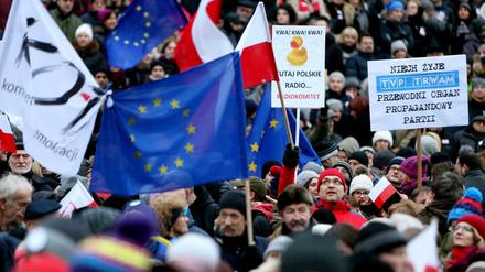 Zehntausende demonstrieren gegen das neue Mediengesetz in der polnischen Hauptstadt Warschau. 