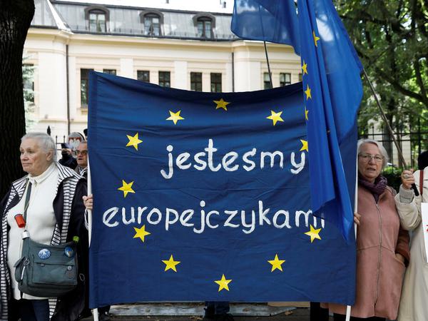 "Wir sind Europäer": Protest polnischer Bürger vor dem Verfassungstribunal in Warschau.