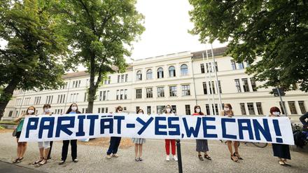 Protest für das Gesetz vor dem Landesverfassungsgericht in Potsdam.