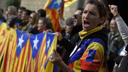 Demonstranten versammeln sich am Samstag, während linksradikale und rechte Separatisten in Katalonien miteinander verhandeln.