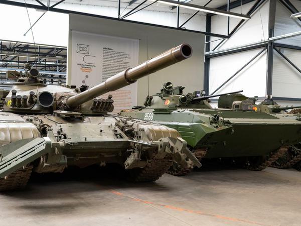 Kampfpanzer (l) vom Typ T-72, hier im Deutschen Panzermuseum, sollen nun von Slowenien an die Ukraine geliefert werden. 