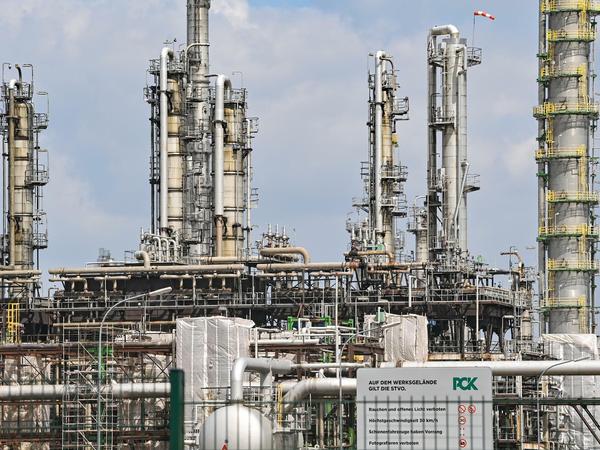 Die Existenz der Stadt Schwedt hängt am russischen Erdöl. Zwölf Millionen Tonnen davon verarbeitet die PCK-Raffinerie GmbH. 
