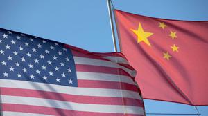 Die US-amerikanische Flagge links und die Flagge der Volksrepublik China.