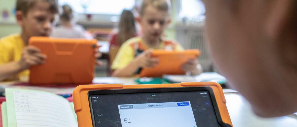 Schüler arbeiten in einer Grundschule im bayerischen Offenstetten arbeiten mit Tablets. 