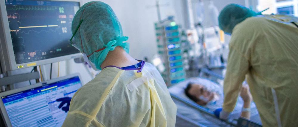 Krankenschwestern und Pflegekräfte arbeiten in der Intensivstation des Uniklinikum Greifswald mit Corona-Patienten.