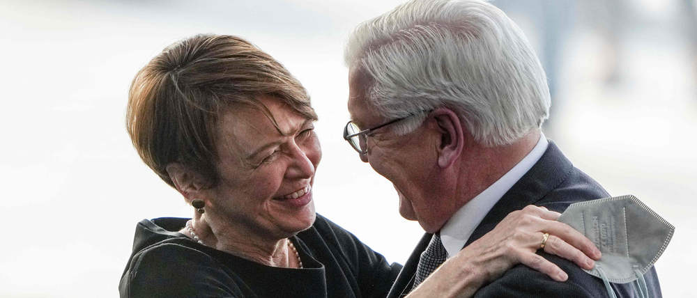 Elke Büdenbender. Gern mit Perlenkette. Gern an der Seite ihres Mannes Frank-Walter Steinmeier, wie hier nach dessen Wiederwahl als Bundespräsident am 13. Februar 2022. Und demnächst auch wieder als Richterin.