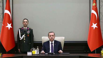 Der türkische Präsident Erdogan wittert hinter den Korruptionsvorwürfen gegen seine Ex-Minister eine Verschwörung von Regierungsgegnern.